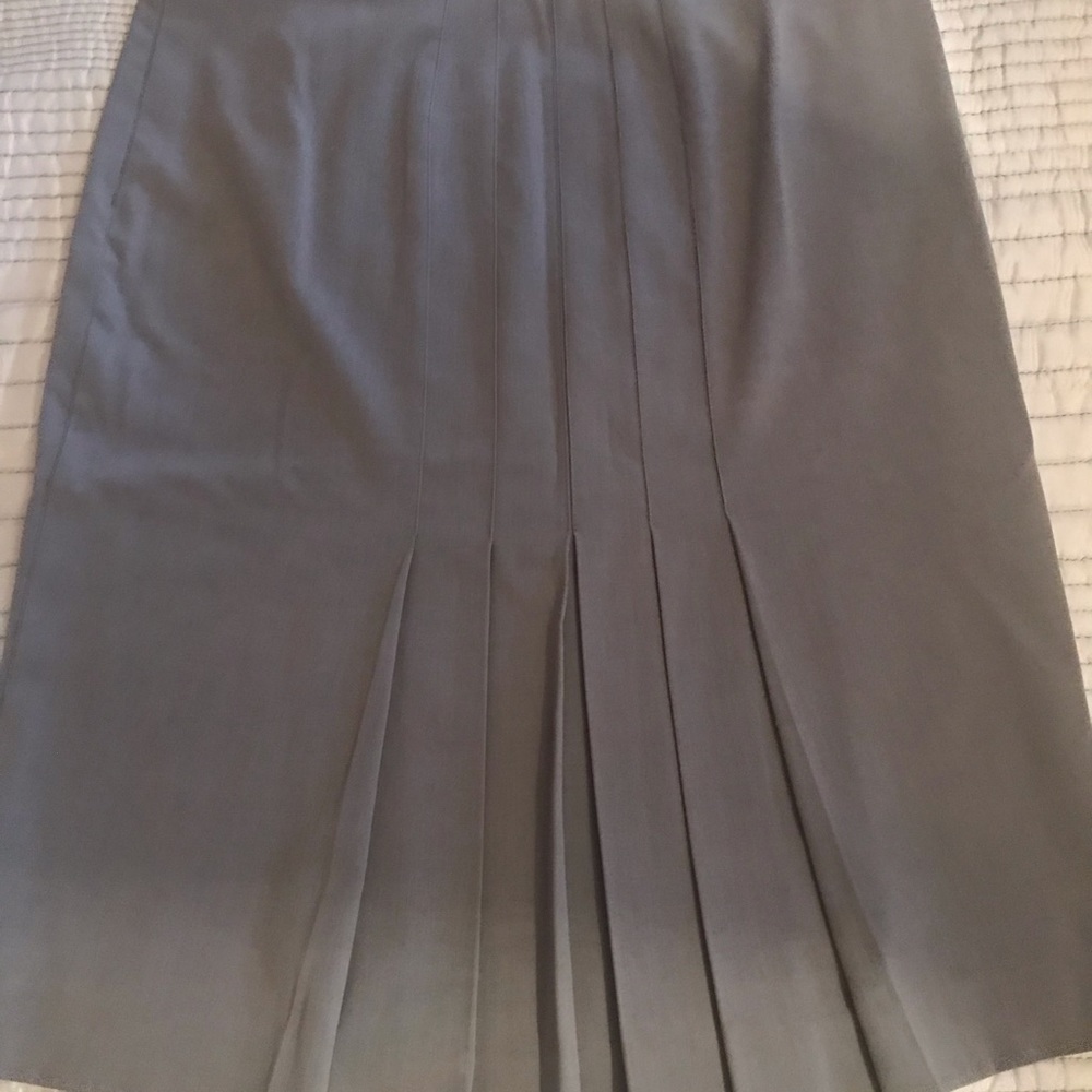 Pencil skirt with pleats. Sexy!